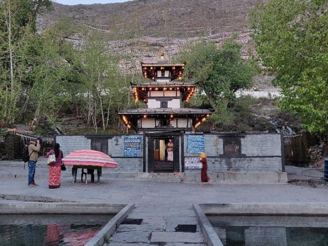 Gandaki Chandi Shakti Peeth - गंडकी चंडी शक्ति पीठ स्थान: मुक्तिनाथ, नेपाल पूजा जाने वाली शक्ति: गंडकी चंडी पूजा जाने वाला भैरव: चक्रपाणि शरीर का अंग: घुटने निकटतम हवाई अड्डा: पोखरा हवाई अड्डा मुक्तिनाथ के पवित्र वातावरण में स्थित, गंडकी चंडी शक्ति पीठ को वह स्थान माना जाता है जहाँ सती के घुटने गिरे थे। हिंदू और बौद्ध दोनों धर्मों में पूजनीय, यह स्थान अपार दिव्य ऊर्जा और आध्यात्मिक शांति का स्रोत है।